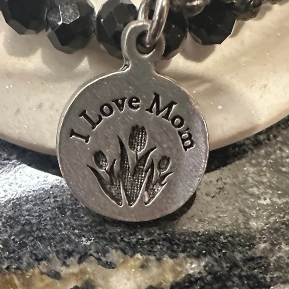 Black Beaded Bracelet with 'I Love Mom' Charm - Picture 3 of 4